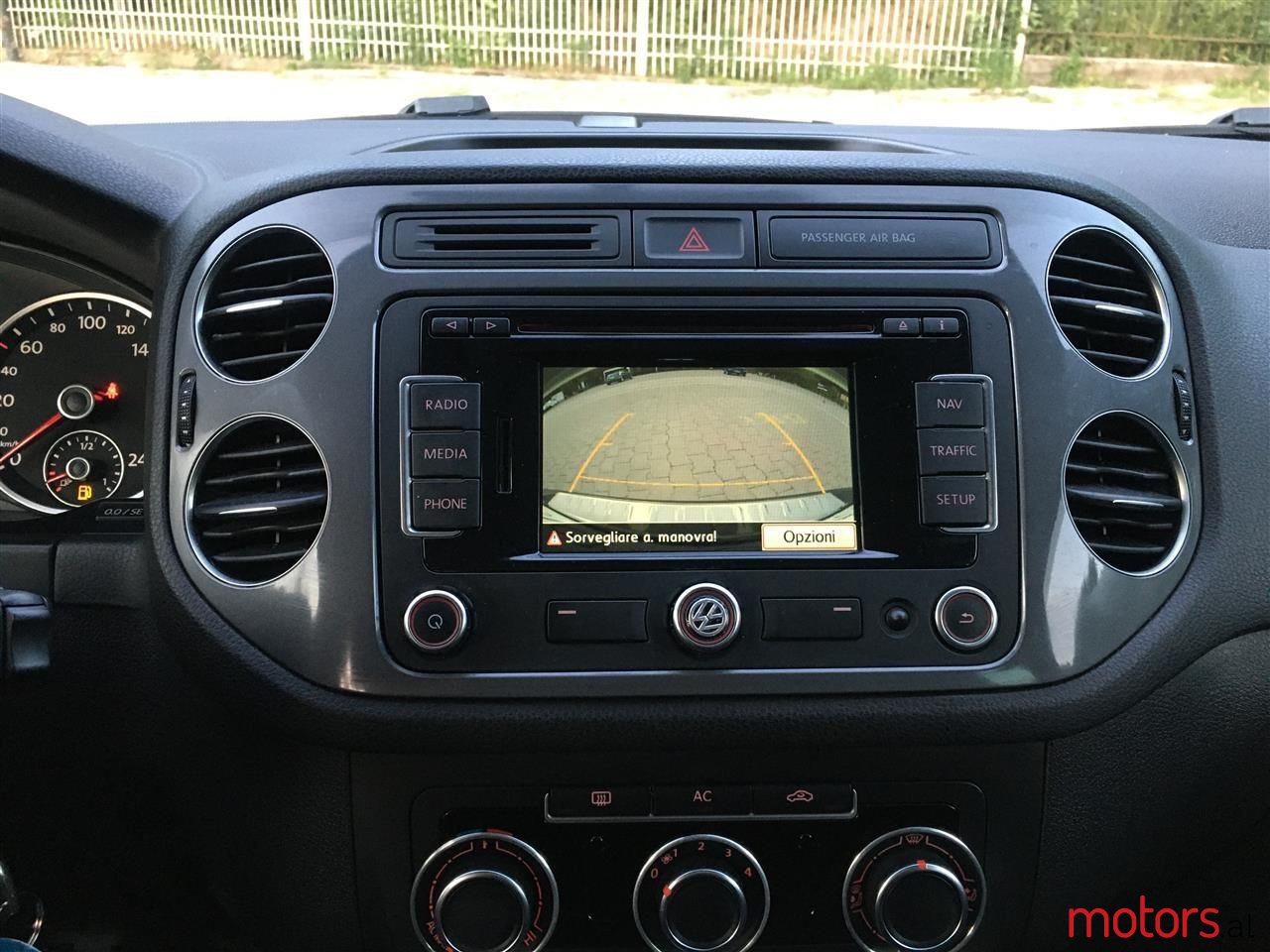 2012' Volkswagen Tiguan photo #2