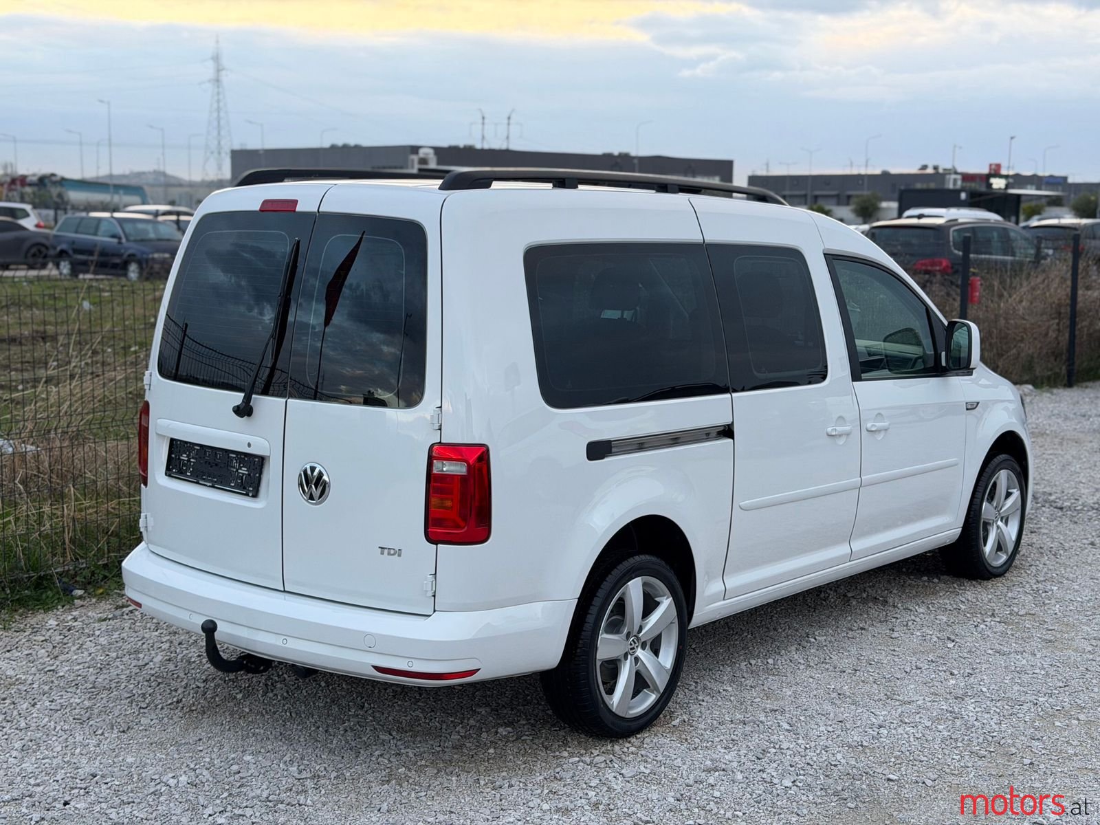 2017' Volkswagen Caddy photo #6