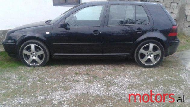 2002' Volkswagen Golf photo #1