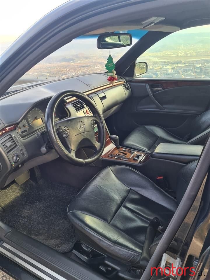 2001' Mercedes-Benz E 270 photo #4