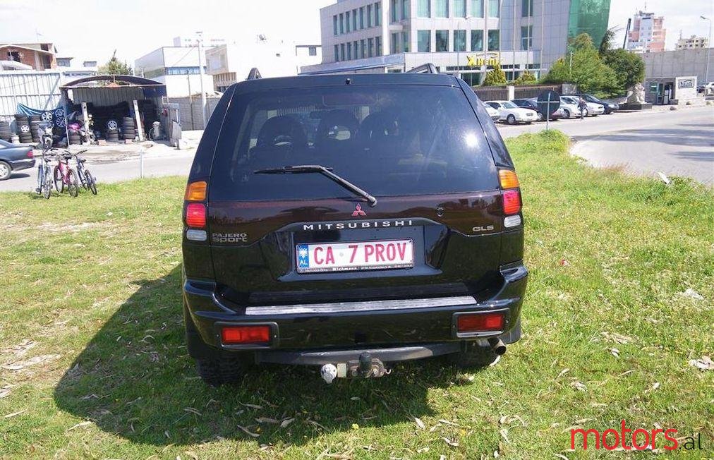 2001' Mitsubishi Pajero photo #1