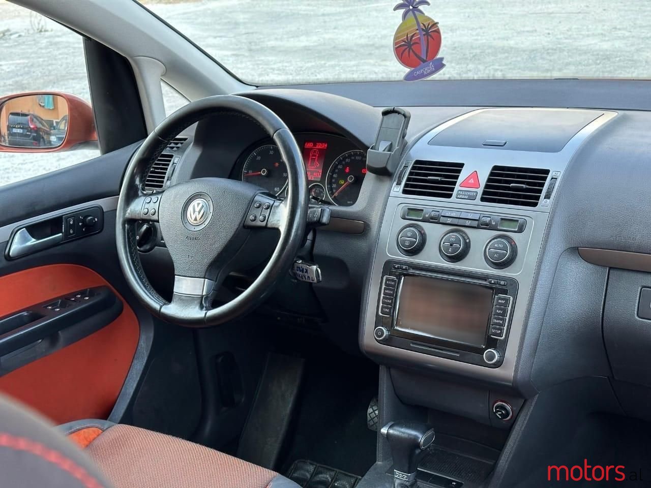 2009' Volkswagen Touran photo #3