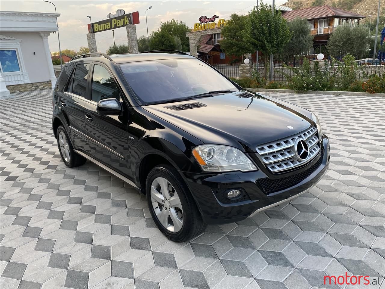 2010' Mercedes-Benz 350 photo #2