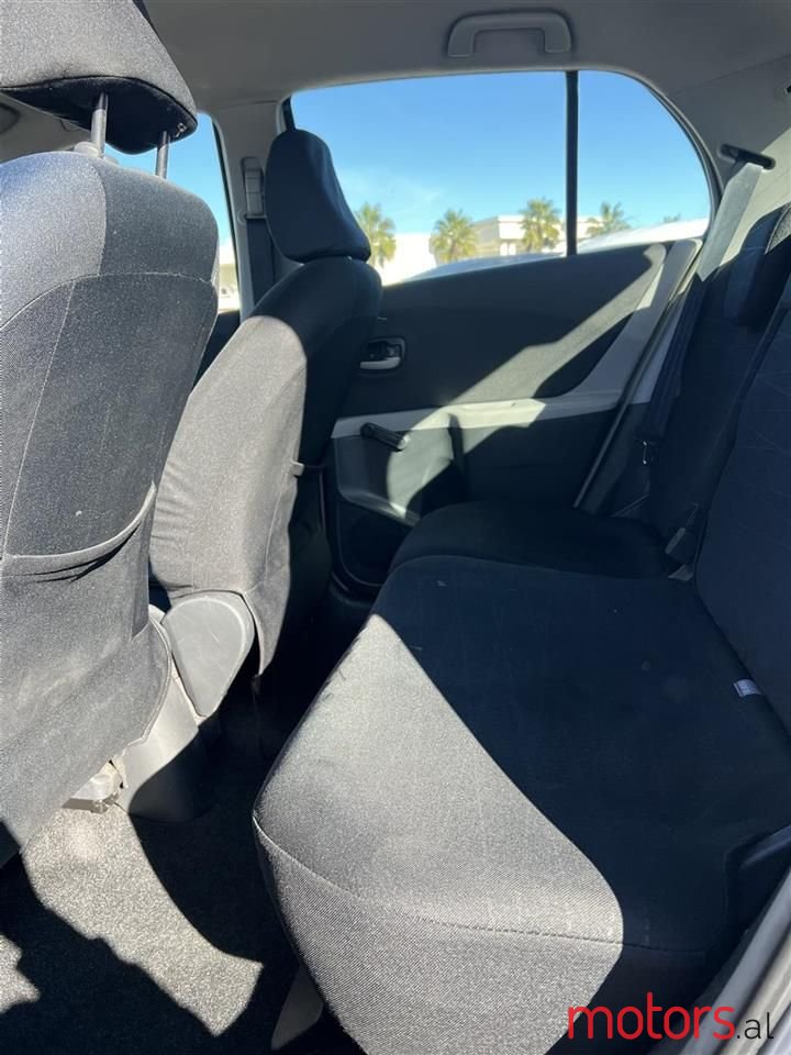 2008' Toyota Yaris photo #4