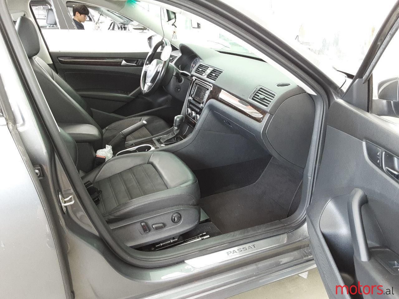 2015' Volkswagen Passat photo #3