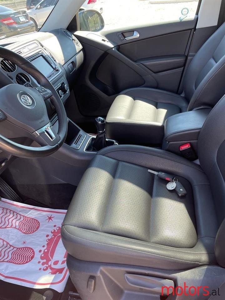 2012' Volkswagen Tiguan photo #5