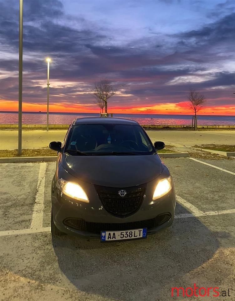 2014' Lancia Ypsilon photo #3