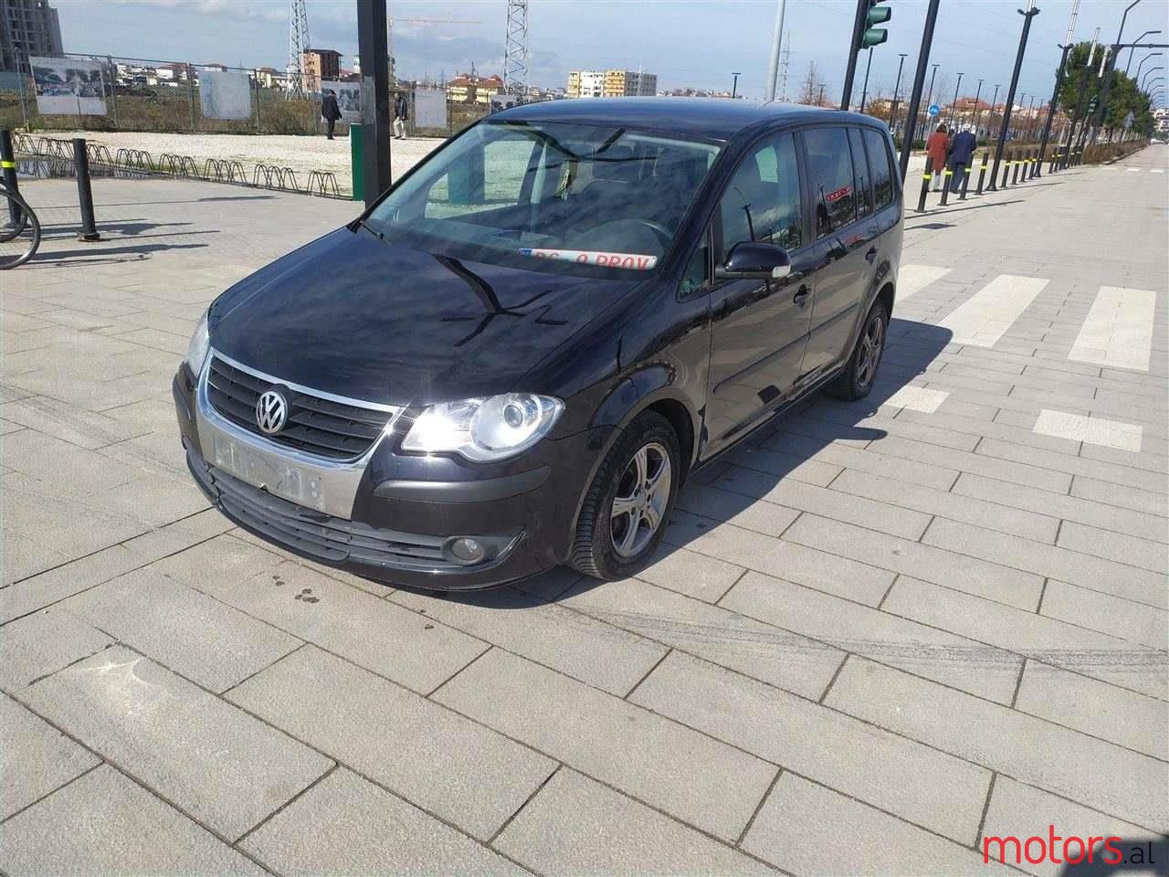 2008' Volkswagen Touran photo #1