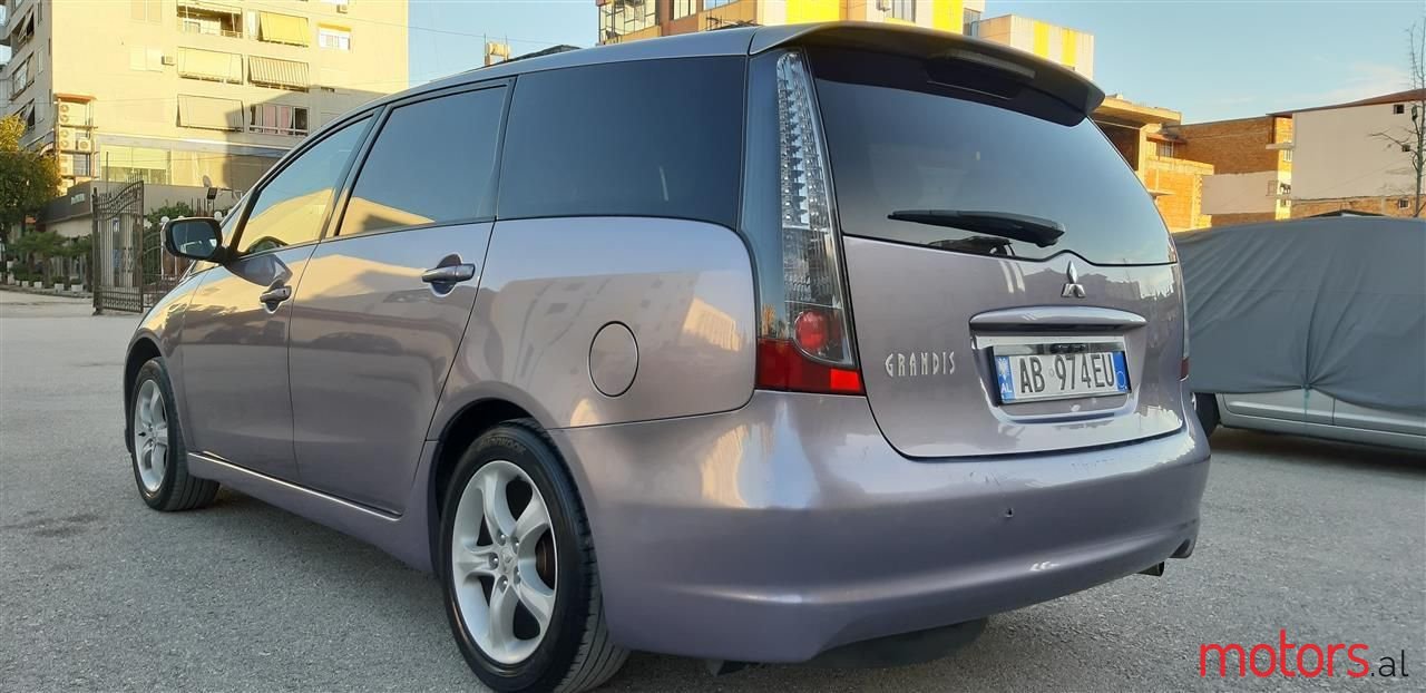 2005' Mitsubishi Grandis photo #6