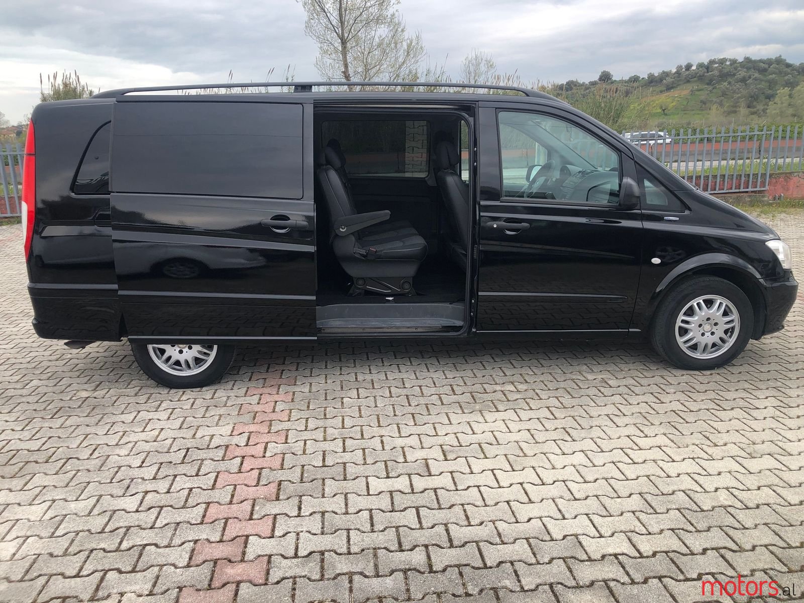 2013' Mercedes-Benz Viano photo #3