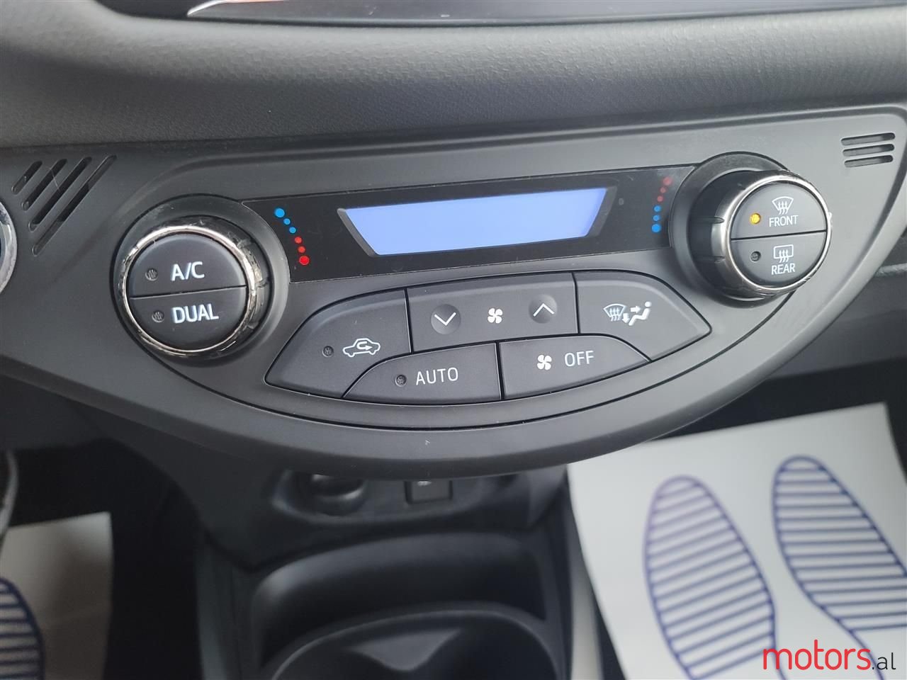 2015' Toyota Yaris photo #2