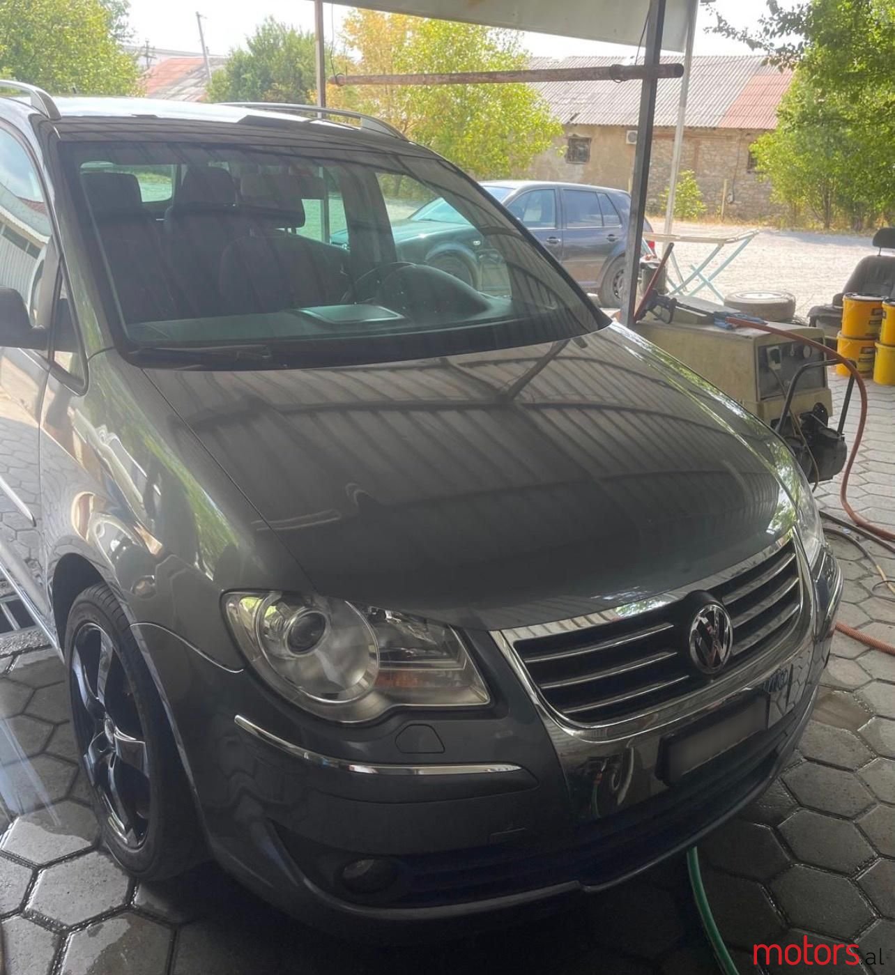 2008' Volkswagen Touran photo #1