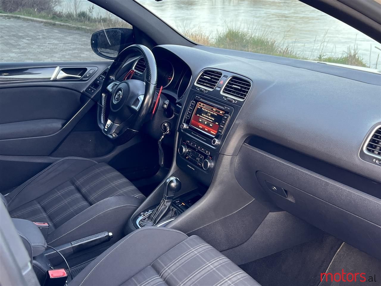 2011' Volkswagen Golf photo #2