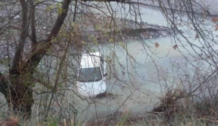 Makina bie në lumin Shkumbin, nuk gjenden dy persona