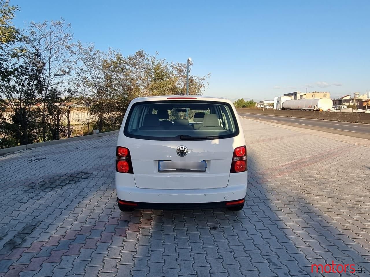 2008' Volkswagen Touran photo #3