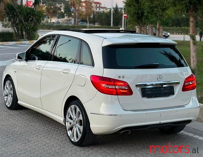 2012' Mercedes-Benz B 220 photo #2