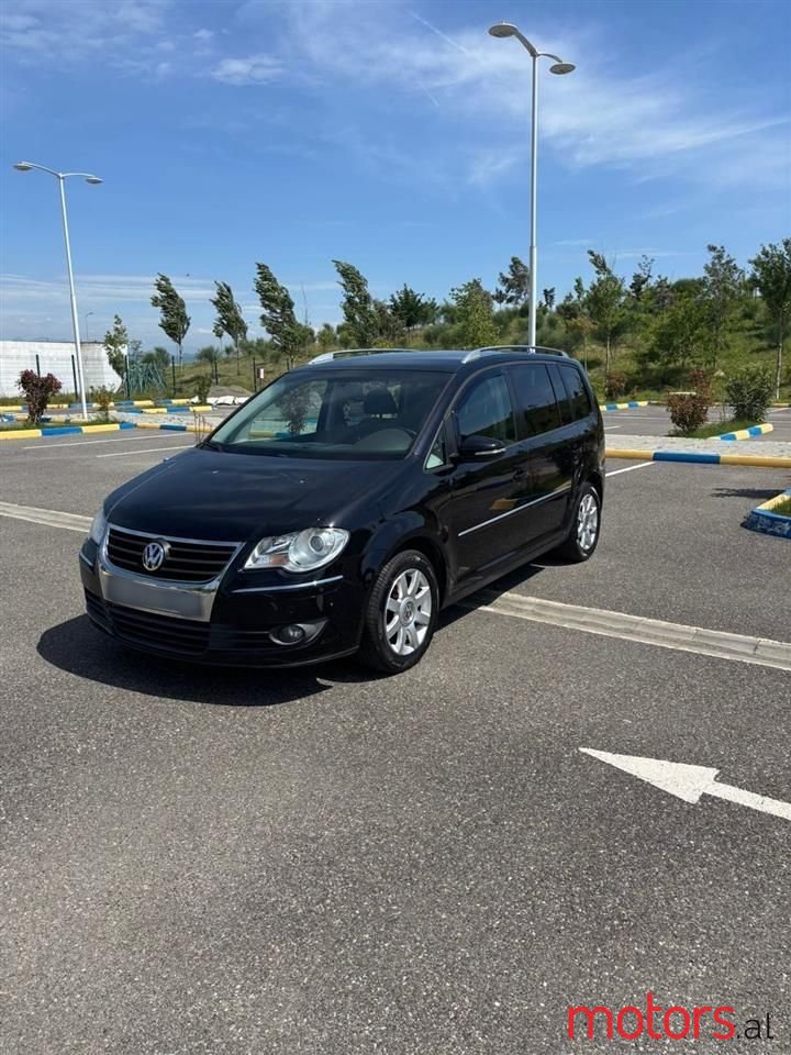 2010' Volkswagen Touran photo #1