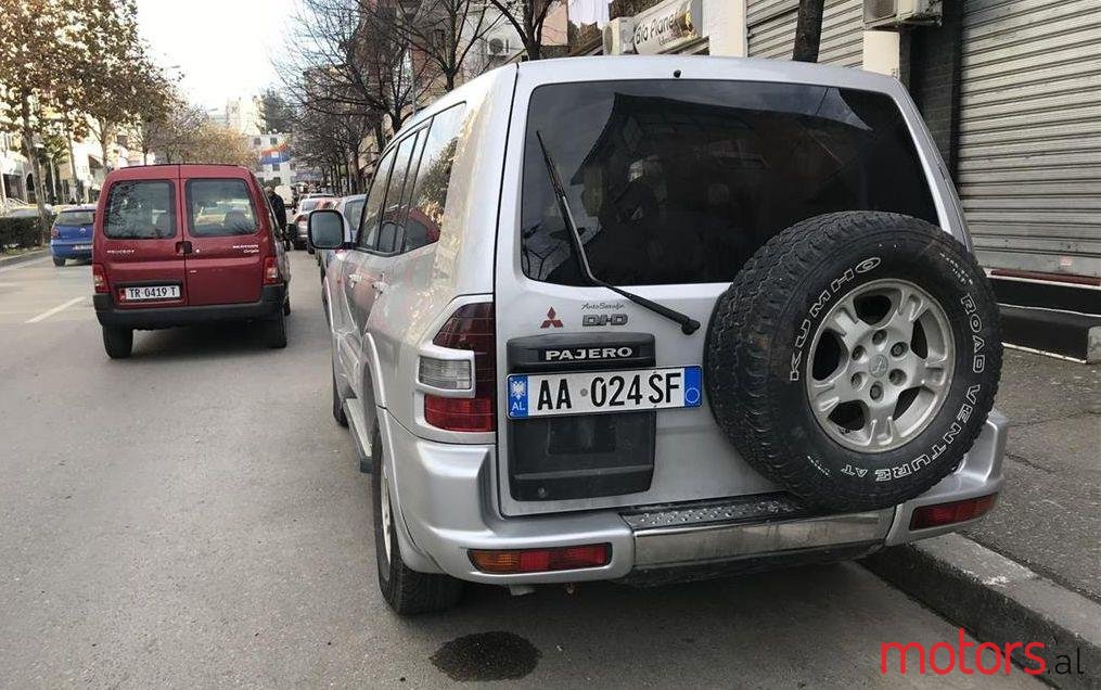 2002' Mitsubishi Pajero photo #1