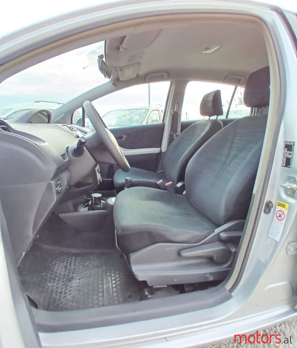 2008' Toyota Yaris photo #3