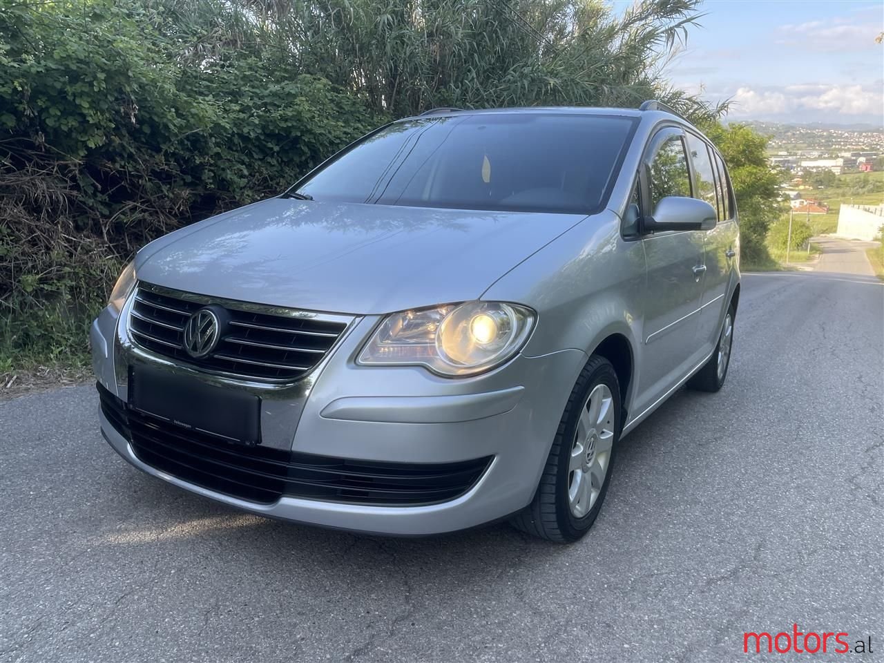 2008' Volkswagen Touran photo #1