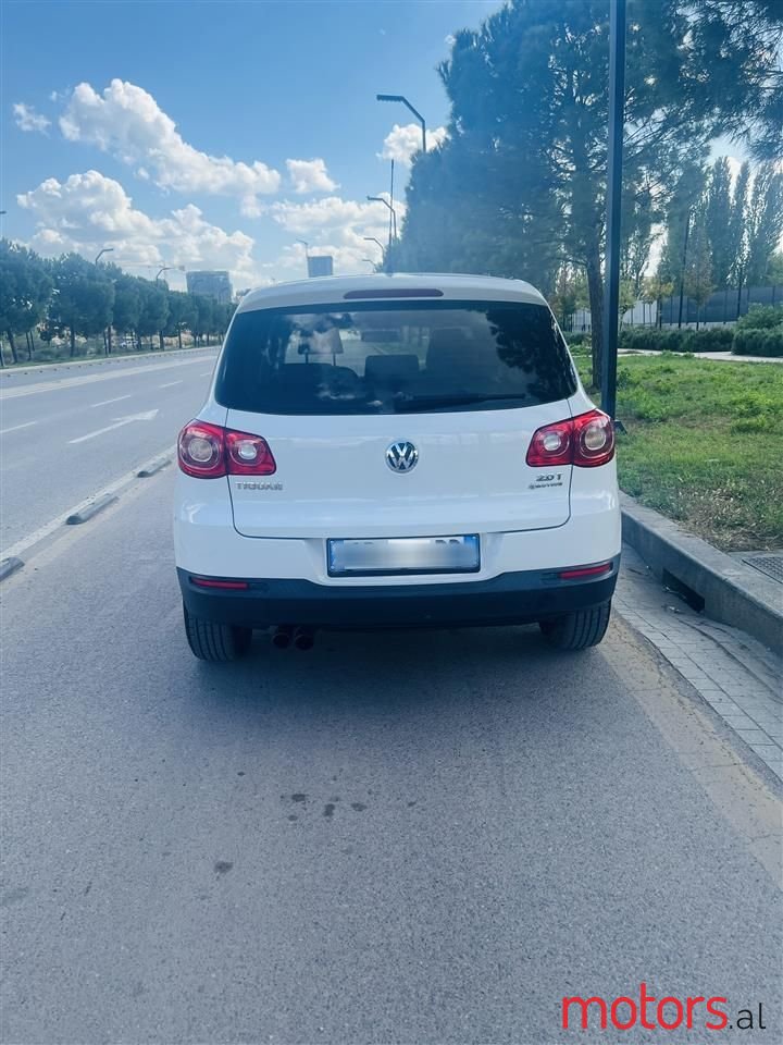 2011' Volkswagen Tiguan photo #2