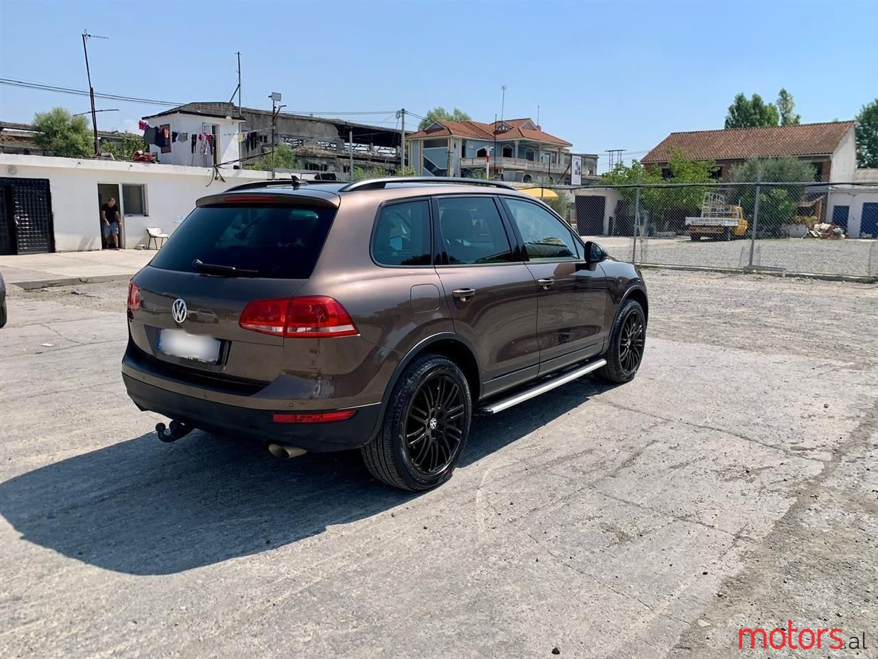 2011' Volkswagen Touareg photo #5