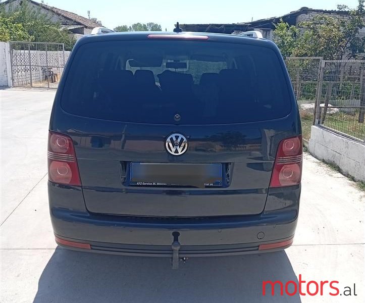 2008' Volkswagen Touran photo #5