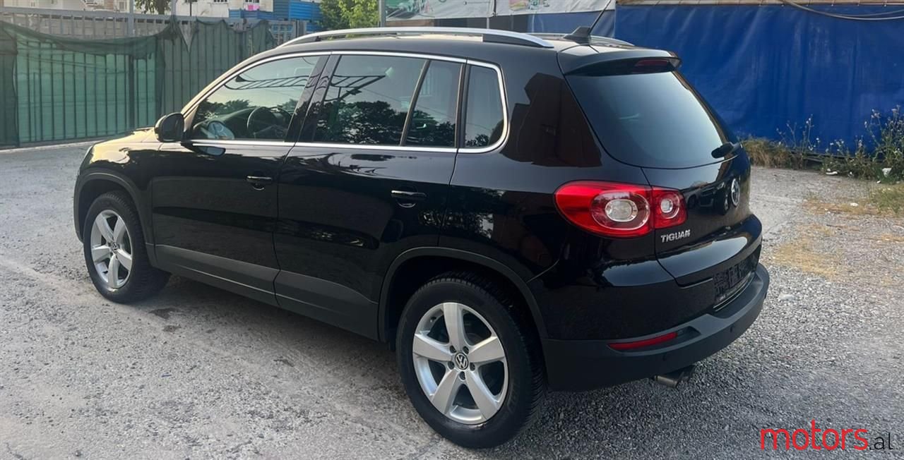 2011' Volkswagen Tiguan photo #5