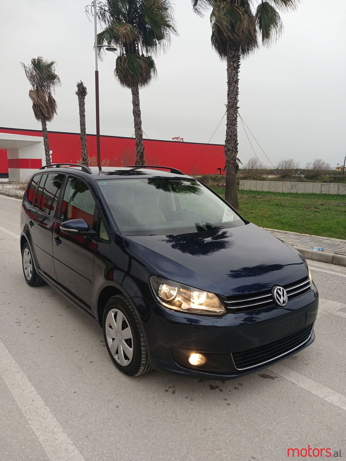 2011' Volkswagen Touran photo #3