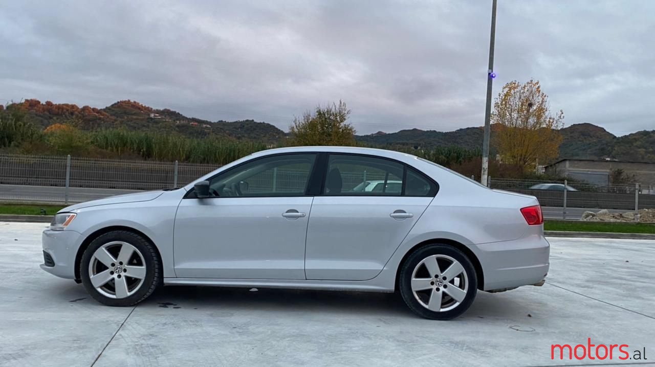 2011' Volkswagen Jetta photo #2