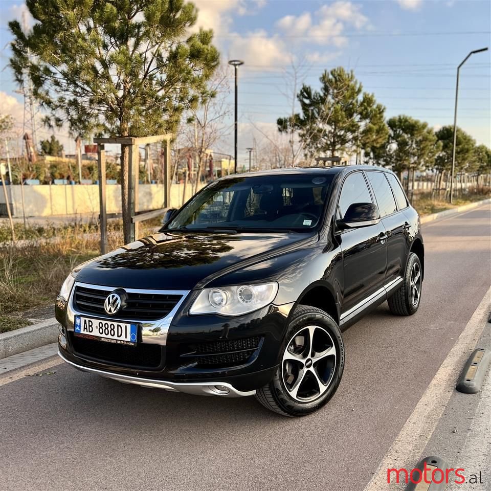 2010' Volkswagen Touareg photo #1