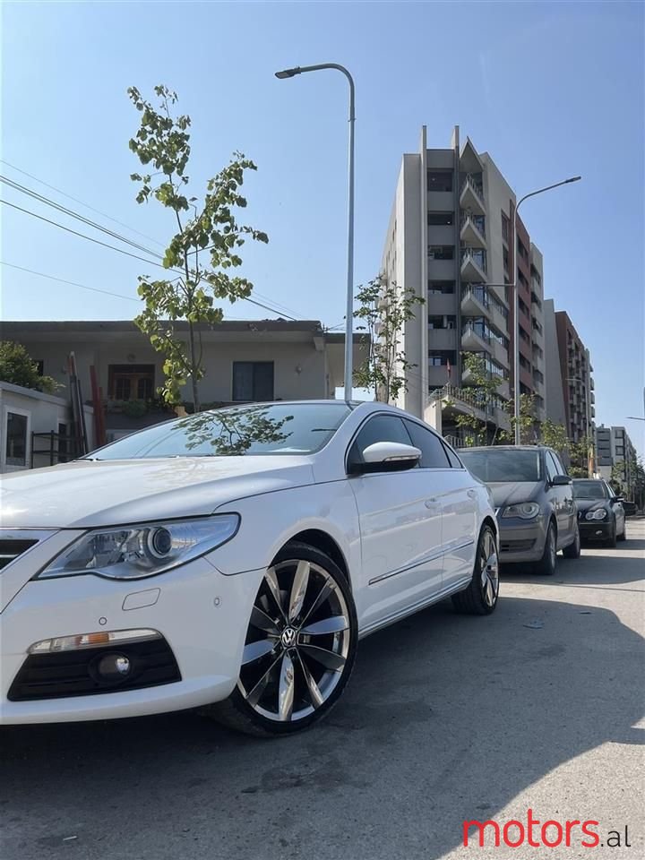 2011' Volkswagen Passat photo #1