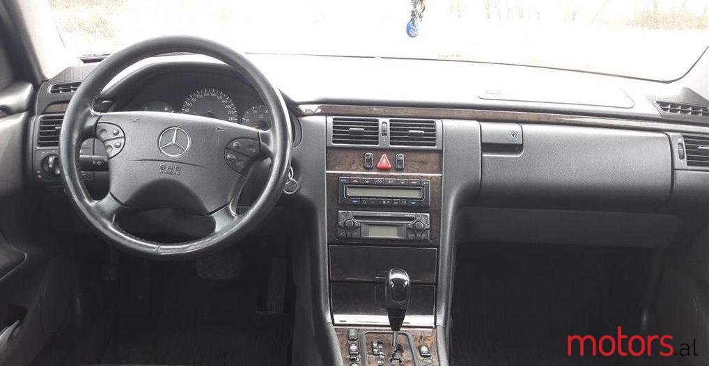 2001' Mercedes-Benz E 270 photo #2