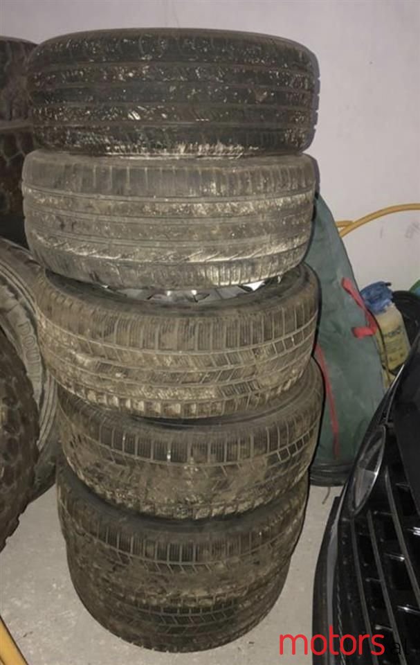 2011' Volkswagen Touareg photo #2