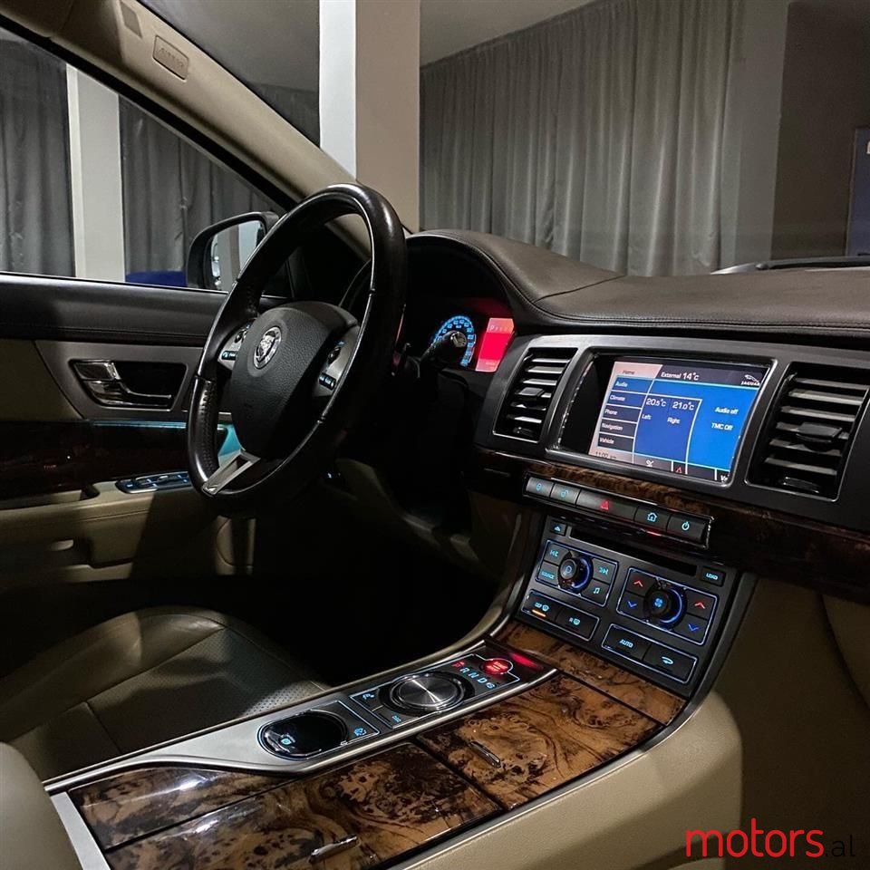 2008' Jaguar XF photo #3