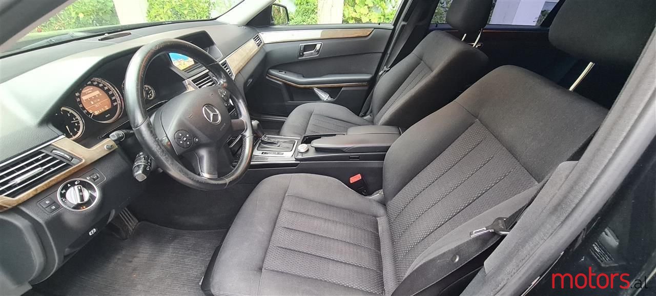 2011' Mercedes-Benz E 200 photo #5