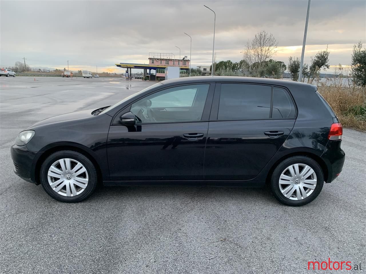 2009' Volkswagen Golf photo #1