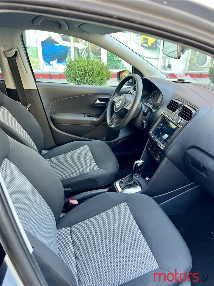 2011' Volkswagen Polo photo #2