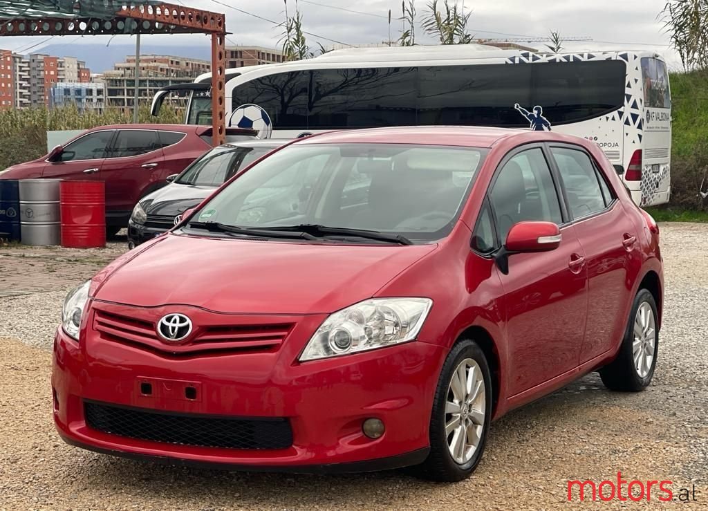 2011' Toyota Auris photo #3