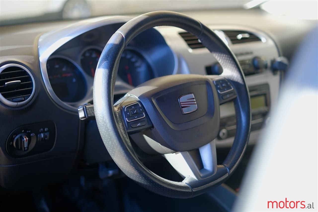 2012' SEAT Leon photo #5