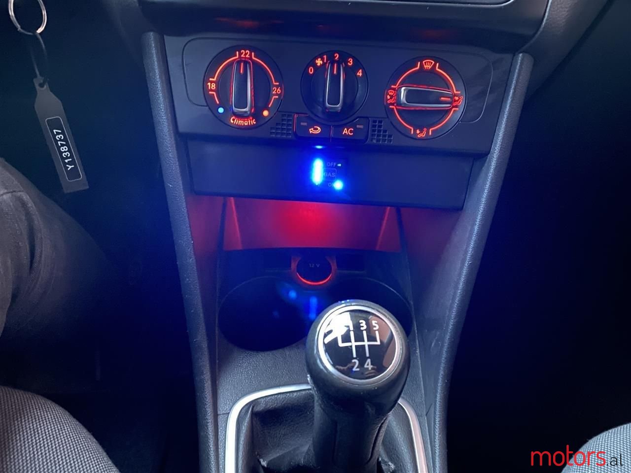 2011' Volkswagen Polo photo #5