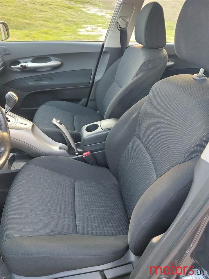 2008' Toyota Auris photo #5