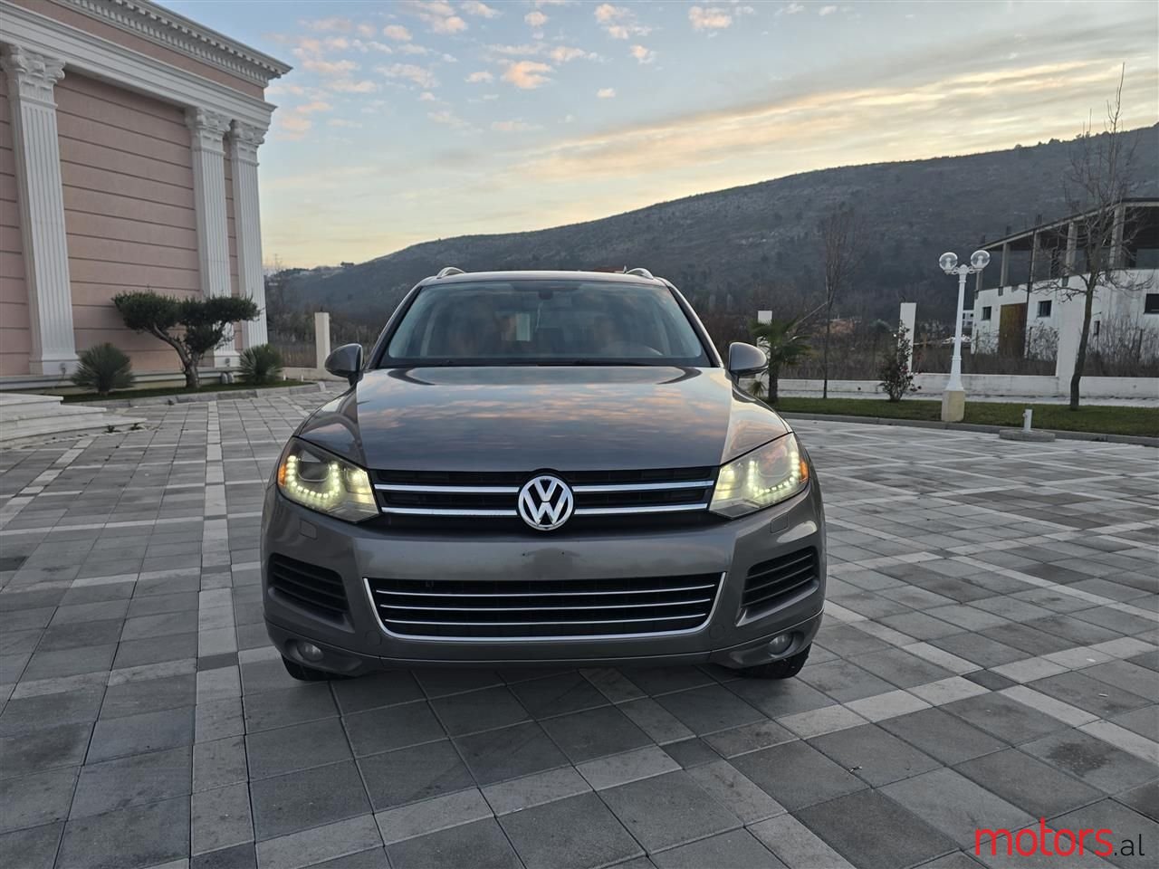 2013' Volkswagen Touareg photo #3
