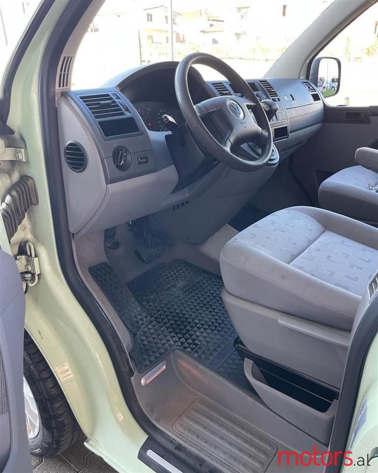 2006' Volkswagen T5 Caravelle photo #3