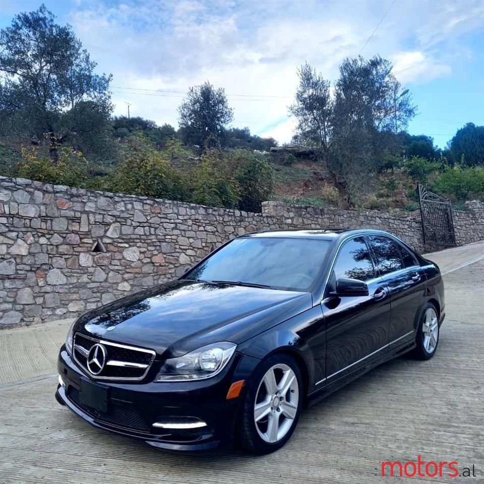 2011' Mercedes-Benz 300 photo #3