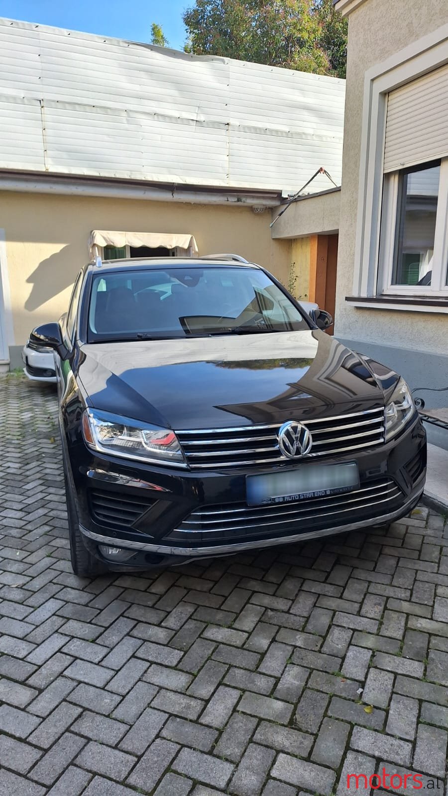 2016' Volkswagen Touareg photo #2