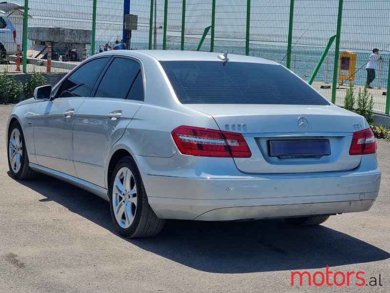 2011' Mercedes-Benz E 220 photo #6