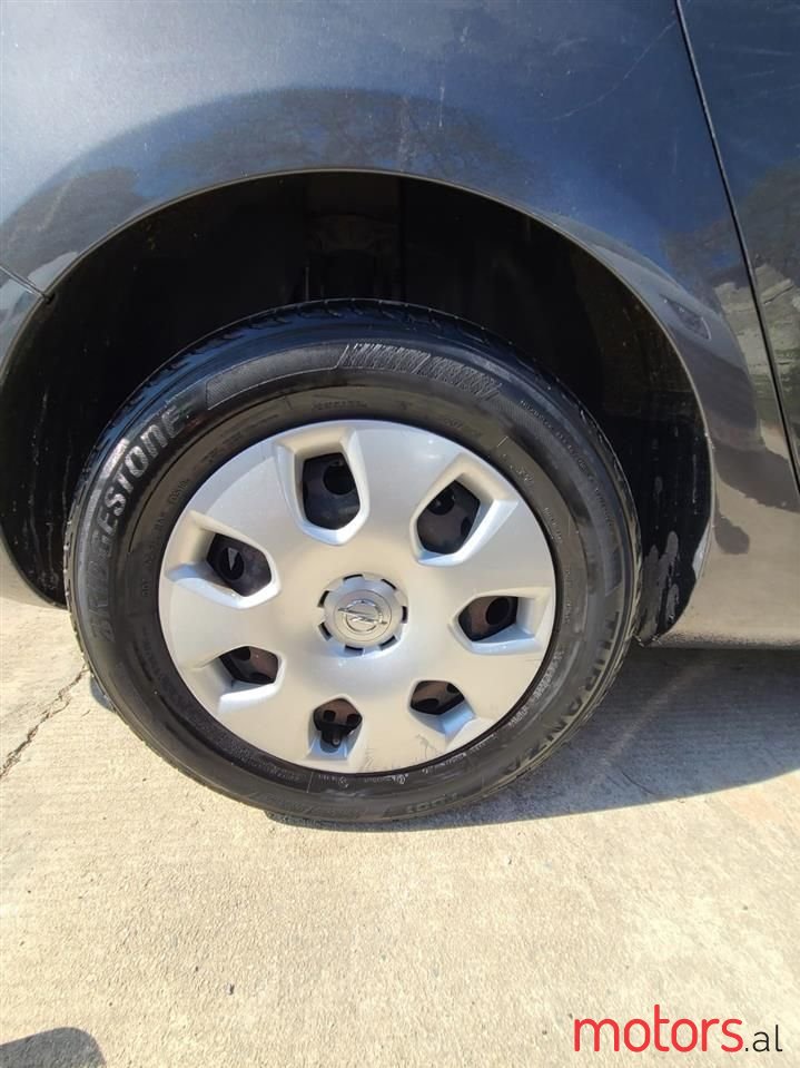 2011' Opel Astra photo #3