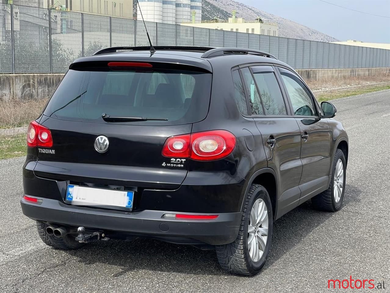 2010' Volkswagen Tiguan photo #2