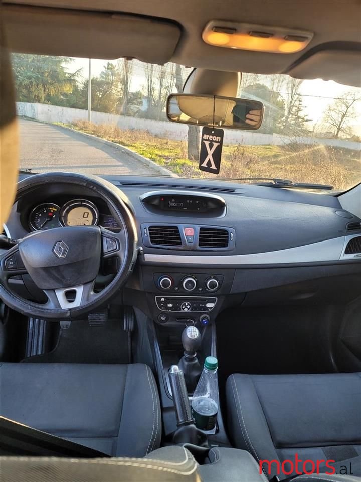 2011' Renault Megane photo #5